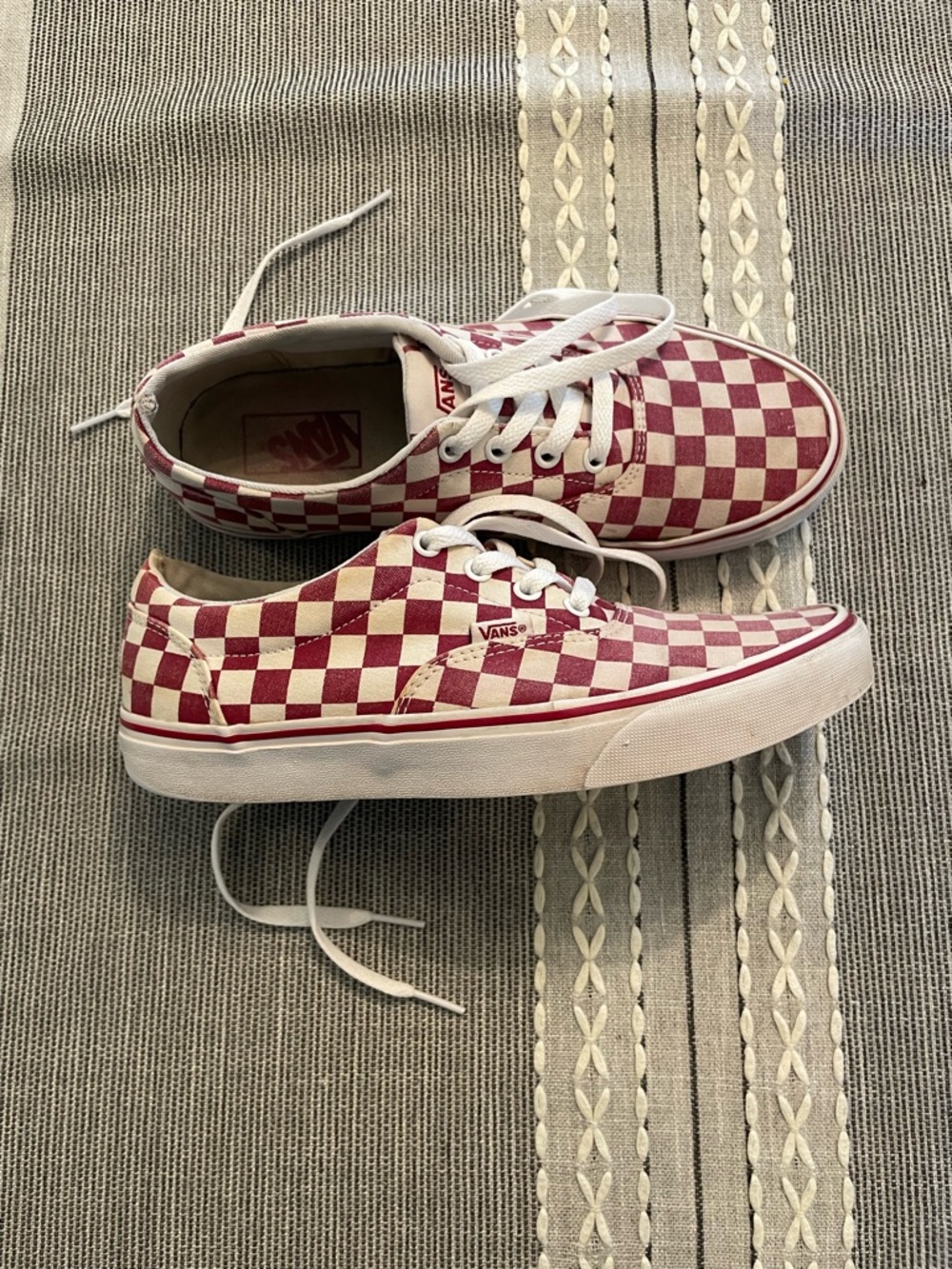 Checkered laced lowtop Vans